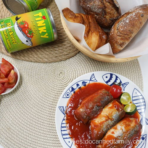 Paciente de comida enlatada docenada en salsa de tomate